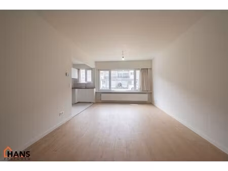 gerenoveerd gelijkvloersappartement met garagebox.