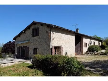 maison en pierre avec piscine
