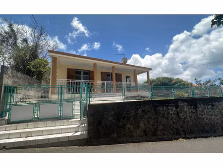 maison basse-terre m² t-3 à vendre  180 000 €