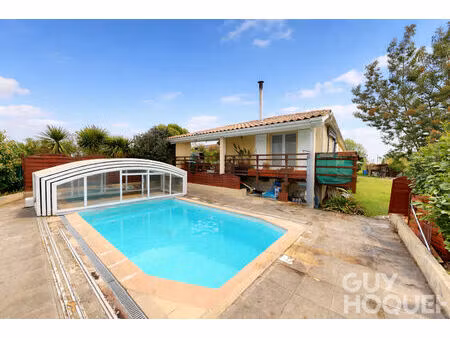 maison de plain-pied avec piscine couverte et terrain végétalisé