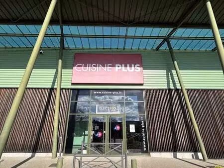 location commerce pissy poville 76360 300m²