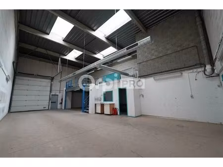 location local d'activités 196 m²