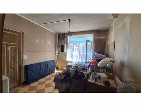 maison à conforter avec de beaux volumes  4 chambres et un jardin.