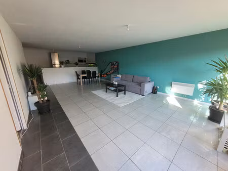 immeuble comprenant 4 logements et un local commercial