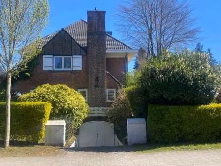 proche de stockel  place dumon . . . .