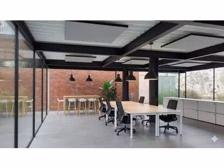 uniek kantoor op rustige binnenplaats