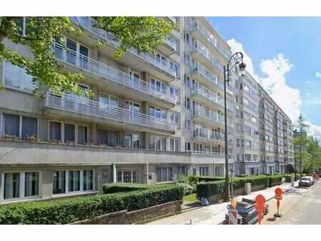 garage box fermé en bon état - quartier brugmann