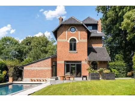 maison d’exception avec piscine dans un écrin de verdure