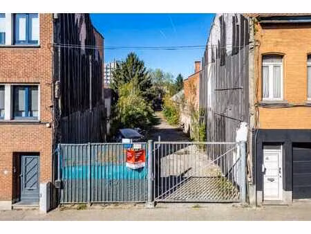 une parcelle de terrain et un jardin