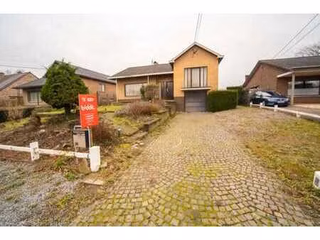 maison individuelle avec un grand jardin