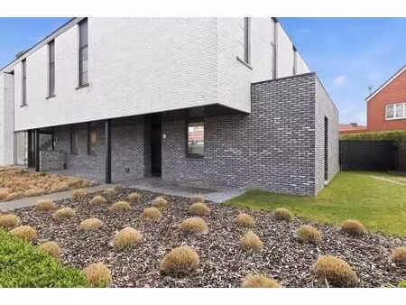 stijvol gelijkvloers appartement te huur met terras en pa...