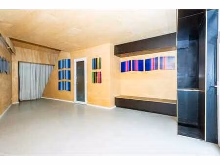 beau bâtiment commercial idéal pour bureau!