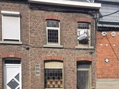 maison de rangée avec garage à rénover