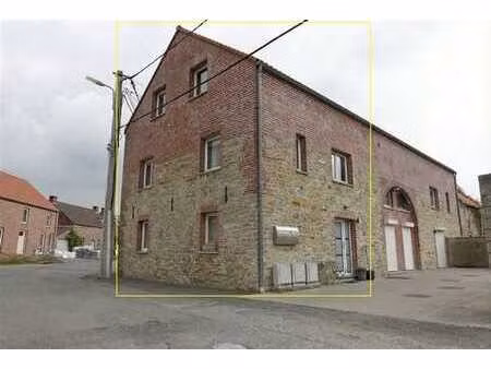 maison de coin complètement rénovée  2 chambres et un bureau