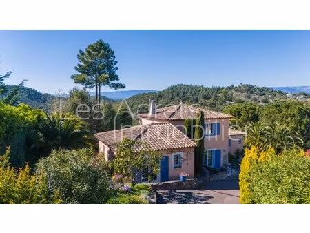 maison avec vue sur collines à pied du village