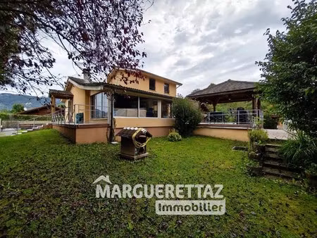 maison 8 pièces avec atelier  parking goudronné et petit chalet