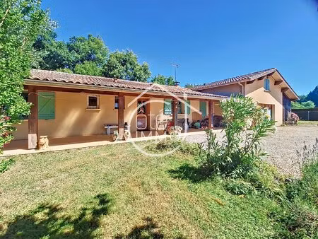montcaret : spacieuse maison familiale de 159 m² avec vue panoramique et véranda.