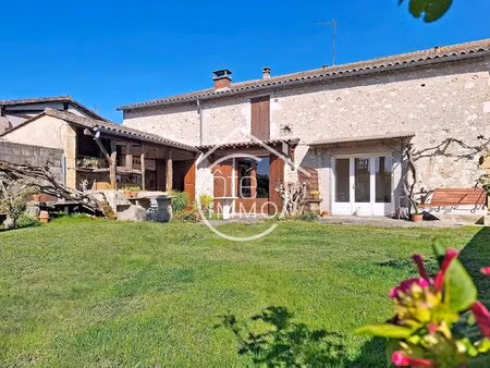 saint antoine de breuilh : maison de village pleine de charme avec fort potentiel