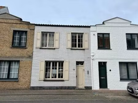 maison à rénover bénéficiant d’un jardin ensoleillé orien...