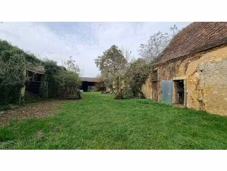 2ha avec anciens bâtiments agricoles et d'habitations
