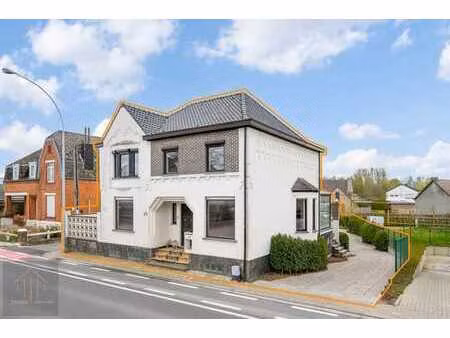 ruime instapklare woning met magazijn en tal van mogelijk...