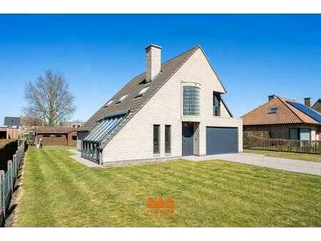 open bebouwing met 4 slaapkamers  dubbele garage en zonni...