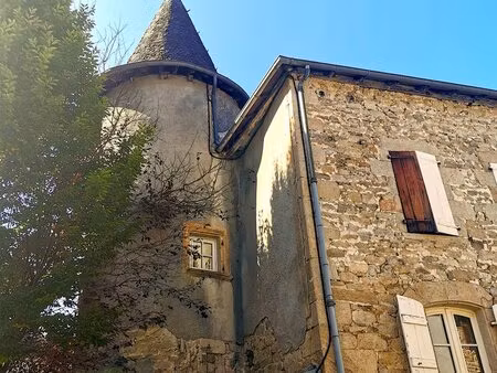 immeuble en pierre avec tourelle - centre-ville  rendement locatif 2000€/mois