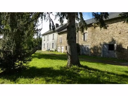 grand corps de ferme isole avec source