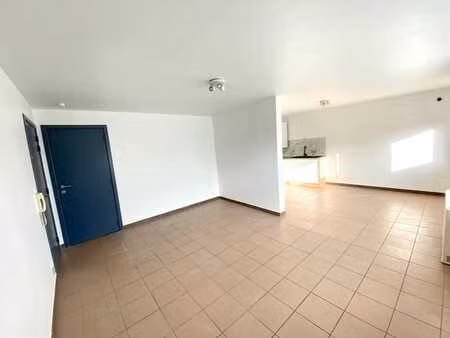 apparement proche e411 avec 1 ch + 1 petite ch ou bureau