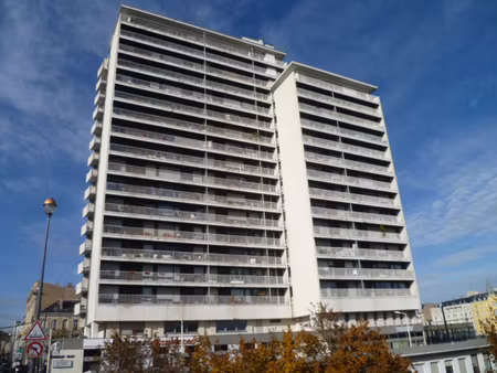 nancy hyper-centre / gare : emplacement de parking dans rési