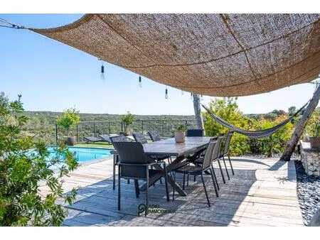 villa contemporaine en position dominante avec vue dégagée sur la nature