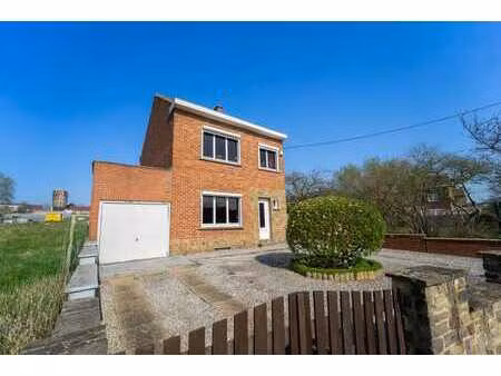 belle maison 4 façades avec garages et beau jardin