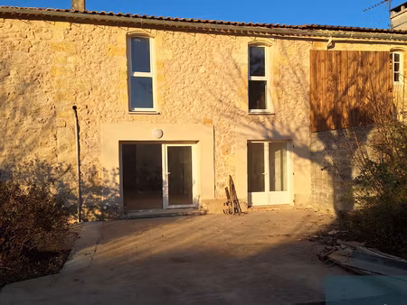 t2 avec place de parking et jardin d'environ 150m2 dont terr