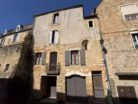 bel immeuble comprenant 5 logements et un garage au coeur du village
