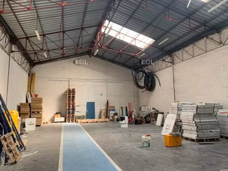 location local d'activités 592 m²