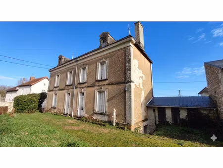 maison ancienne à rénover de 131 m² avec grand terrain à naintré - réf 11901