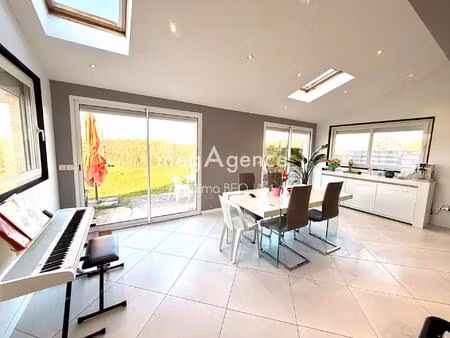 pavillon de plain pied avec sous-sol aménagée.