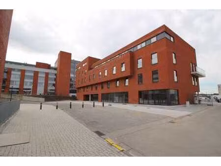 ruim 2-slaapkamerappartement met autostaanplaats te herent!