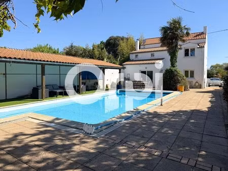 fouras : maison familiale avec piscine et stationnement