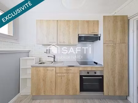 un appartement lumineux et idéalement situé pour un quotidien facilité.