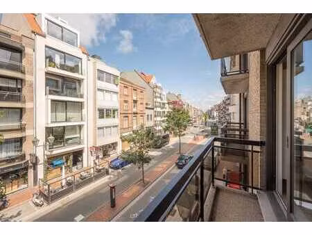 non-meublé: studio rénové sur l'avenue lippens!