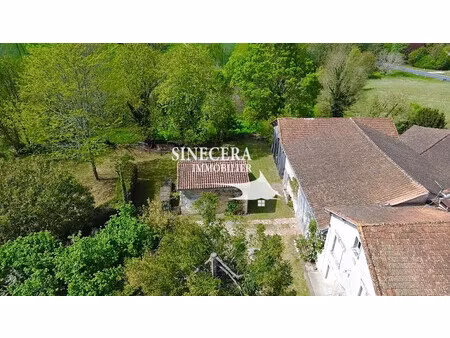belle maison de campagne en pierre  située dans un hameau