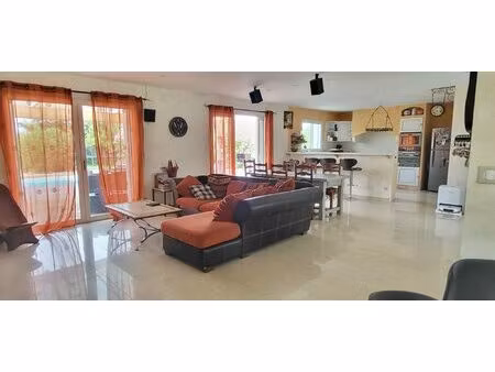 maison de plain pied avec piscine