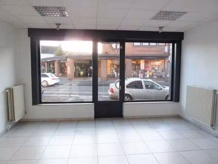 surface commerciale ou bureau.