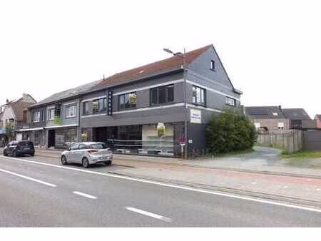 ruime handelszaak (ca. 290m²) met grote visibiliteit