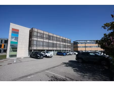 location locaux professionnels 3 pièces 53 m² à pringy (74370)  850 €