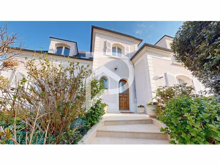 propriété d'exception de 9 pièces aux volumes généreux de 231m2 à l'etang la ville