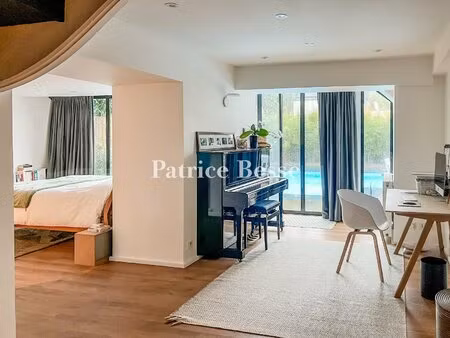 à concarneau  face à la mer  une villa balnéaire des années folles de 220m² avec piscine.