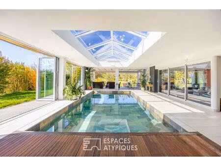 contemporaine avec piscine intérieure et son vaste jardin arboré