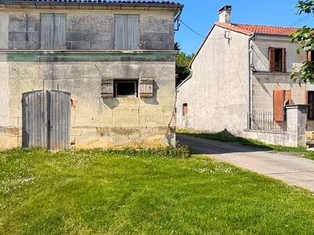 bâtiment mitoyen à rénover dans le bourg de tesson (17460)